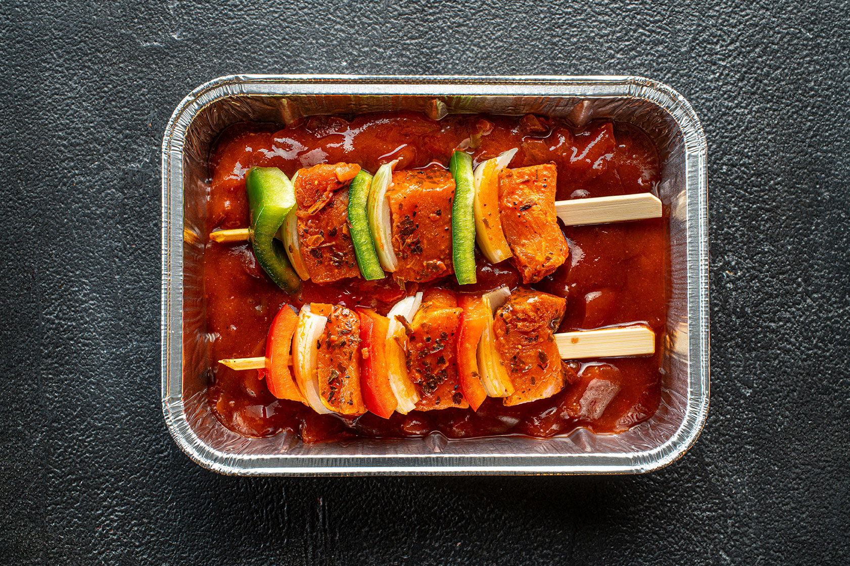 Schaschlikspieß mit Paprika in Aluschale