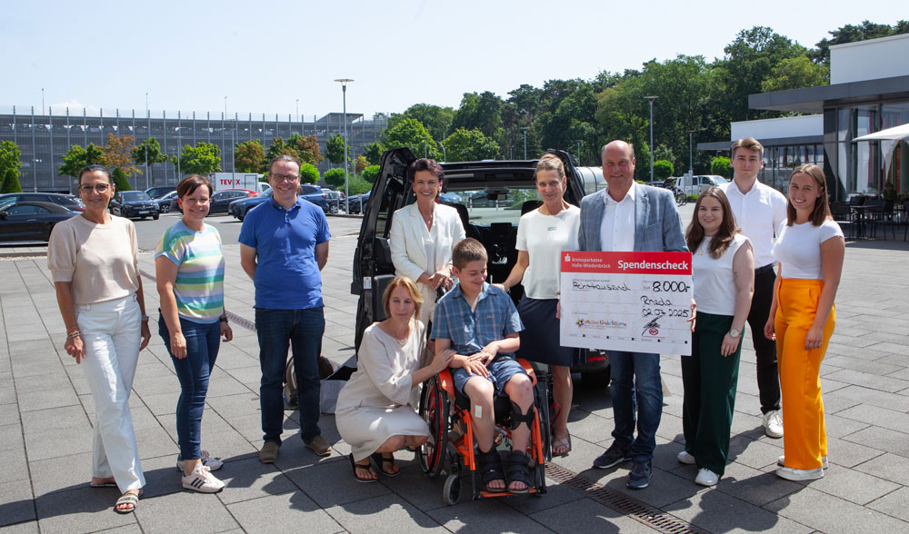 Gruppenfoto bei der Spendenübergabe an die Aktion Kinderträume