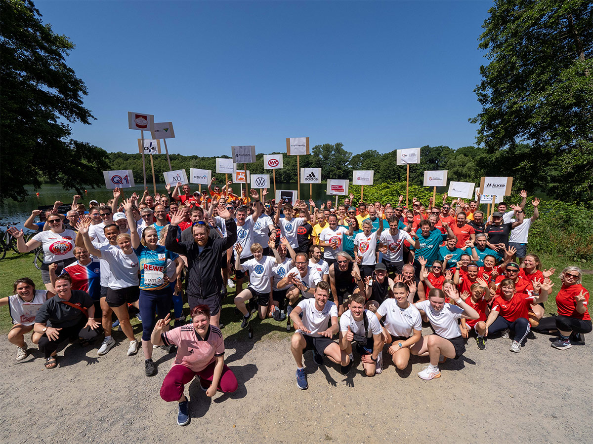 Eine ganze Gruppe von Staffelläufern knien für Foto